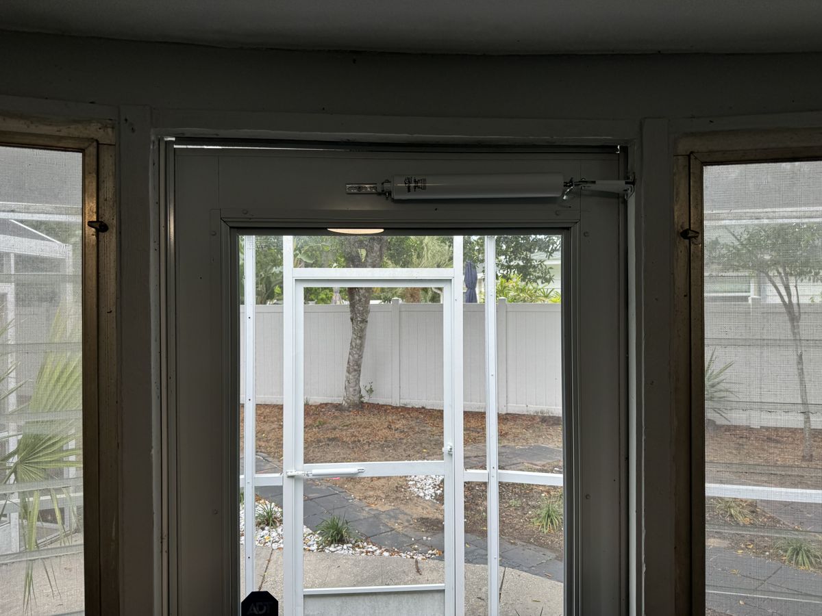 Hydraulic door closer installed on screen door